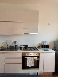 cucina bianca con rifiniture argento