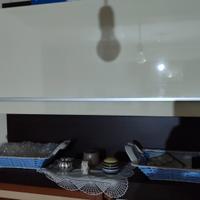 parete attrezzata con base per tv