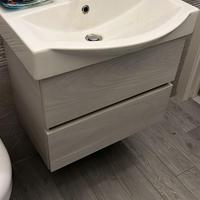 Mobile bagno con lavabo e miscelatore
