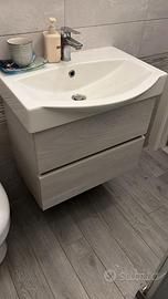 Mobile bagno con lavabo e miscelatore