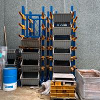 Contenitori a bocca di lupo in metallo impilabili