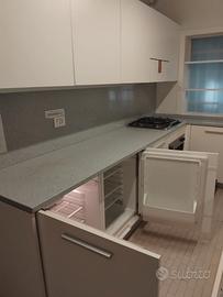 CUCINA CON TOP E SCHIENALI IN VERO MARMO