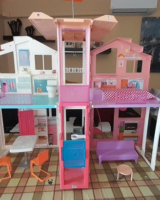 Casa di Barbie con accessori