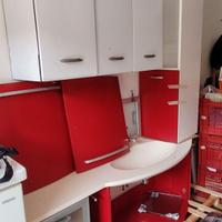 Mobile sospeso di colore rosso con lavandino