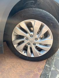 Gomme auto 215/55 R17 V