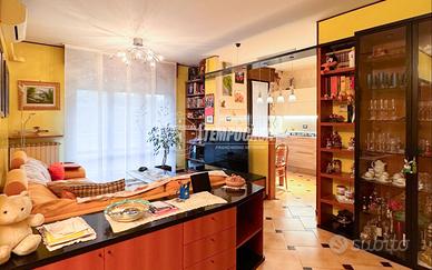 3 LOCALI ANNI 90' CON BALCONE E AMPIO TERRAZZO !