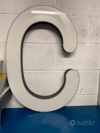 Lettera c ex insegna bordo nero fronte bianco
