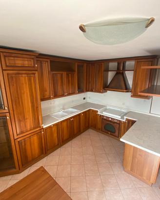 Cucina angolare in legno con penisola e 3 sgabelli
