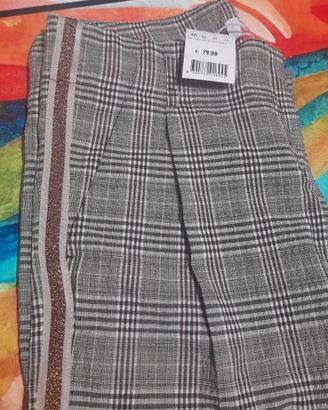 Pantaloni donna cropped nuovo.