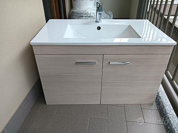 Lavabo sospeso con mobile e specchio con luce