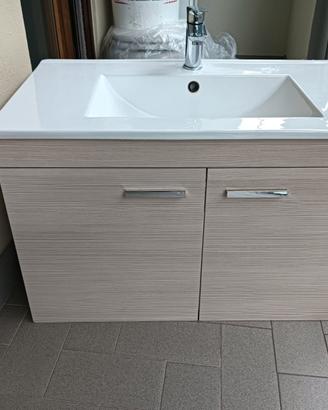 Lavabo sospeso con mobile e specchio con luce