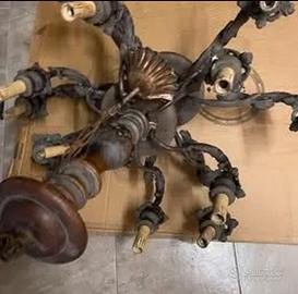 Lampadari vecchi in legno