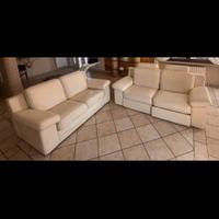 Due divani in pelle bianco