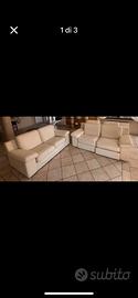 Due divani in pelle bianco