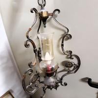 Vecchio lampadario a lumiera da soffitto.