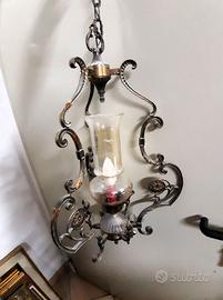 Vecchio lampadario a lumiera da soffitto.