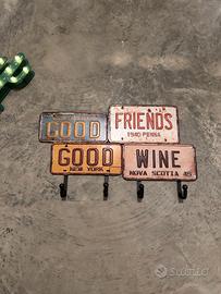 Appendiabiti in metallo da muro