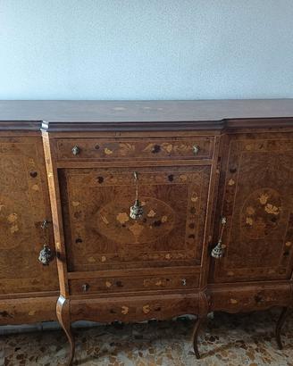 Grande mobile bar di legno intarsiato