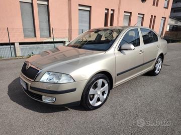 Skoda Octavia 1.6 Benz berlina Elegance