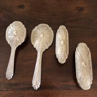 Antico set da bagno specchio e spazzole in metallo