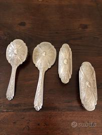 Antico set da bagno specchio e spazzole in metallo