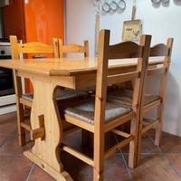 Tavolo e sedie in legno