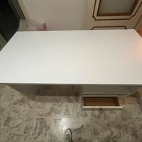 scrivania con cassettiera 