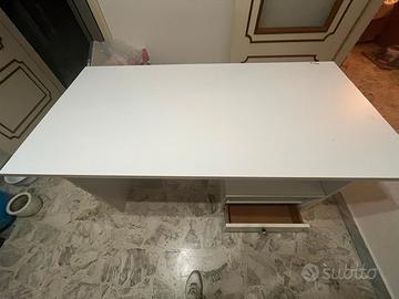 scrivania con cassettiera 