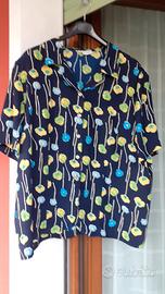 Camicia blu a fantasia floreale a manica corta