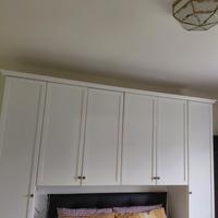 cameretta bianca con letto singolo 