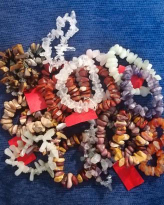 Gruppo di 24 braccialetti in pietre dure