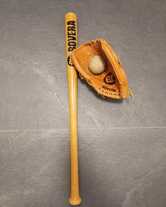 baseball guantone, mazza e palla