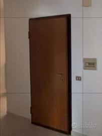 Porta blindata con controtelaio