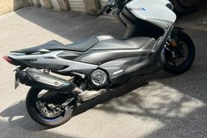 Yamaha t max 560