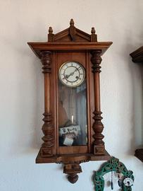antico orologio a pendolo in noce da parete