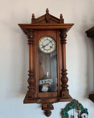antico orologio a pendolo in noce da parete