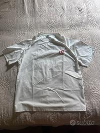 T shirt con scritta “Where is Love”