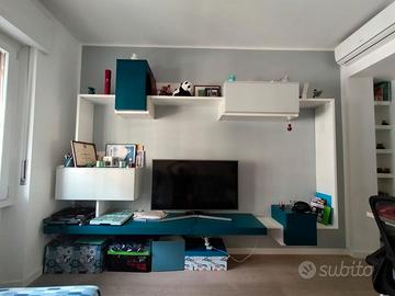 Parete attrezzata (mensola tv + mobili chiusi)