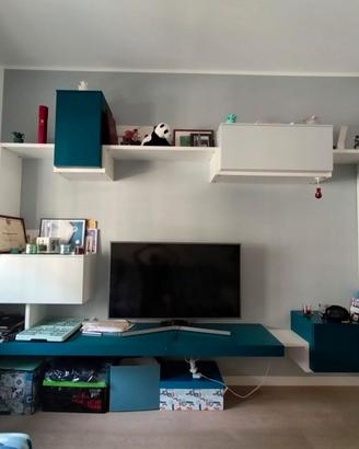 Parete attrezzata (mensola tv + mobili chiusi)