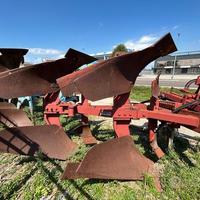 Aratro bivomere marca Freschi fuorisolco