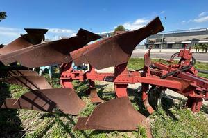 Aratro bivomere marca Freschi fuorisolco