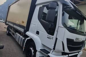 Iveco stralis centinato con sponda retrattile