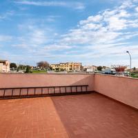 Indipendente su due livelli con ampia terrazza