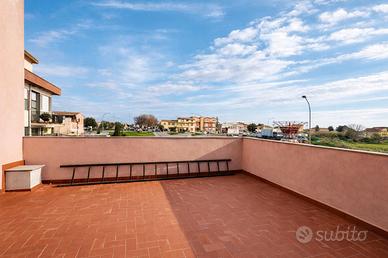 Indipendente su due livelli con ampia terrazza