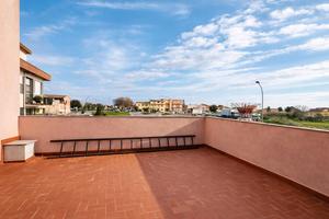 Indipendente su due livelli con ampia terrazza