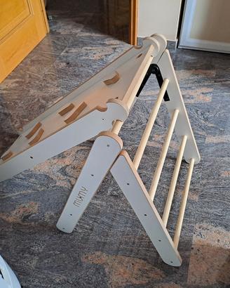 Palestra da arrampicata per bambini con scivolo