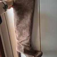 Stivali scamosciati con tacco
