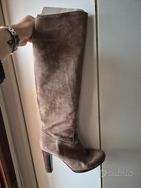 Stivali scamosciati con tacco