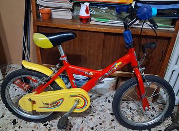 Bicicletta rossa da bambino