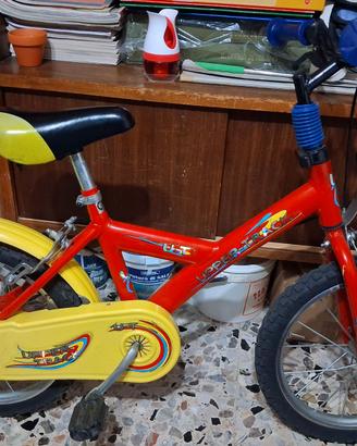 Bicicletta rossa da bambino